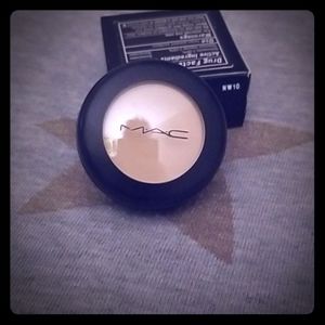 💋MAC NW10 studio finish SPF Concealer💋